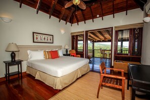 Individuell eingerichtet, Schreibtisch, laptopgeeigneter Arbeitsplatz