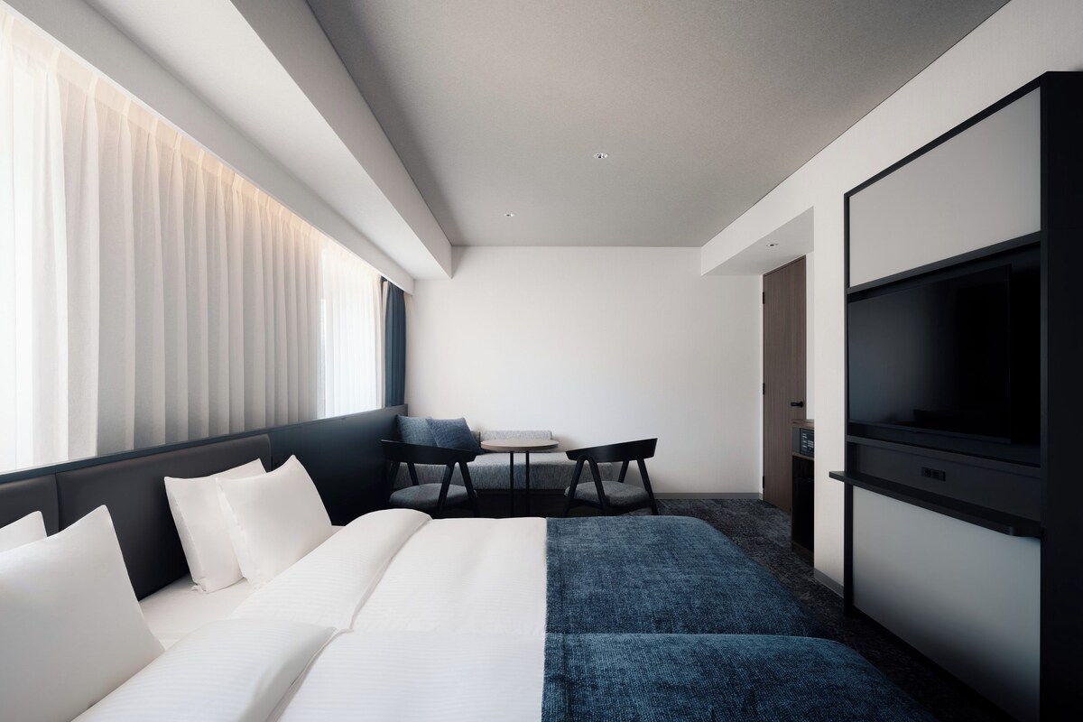 Chambre Deluxe avec lits jumeaux, non-fumeur | Fer et planche à repasser, accès au Wi-Fi (inclus), literie fournie