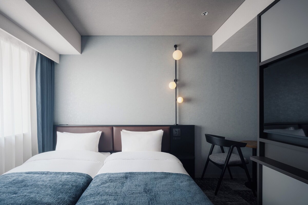 Chambre avec lits jumeaux, non-fumeur (Compact) | Fer et planche à repasser, accès au Wi-Fi (inclus), literie fournie