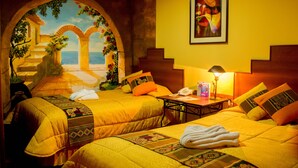 Habitación de hotel con dos camas, un cuadro, un teléfono y una vista a través de un arco.