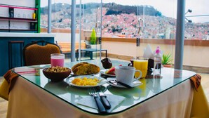 Una mesa de desayuno con vista a un paisaje urbano.