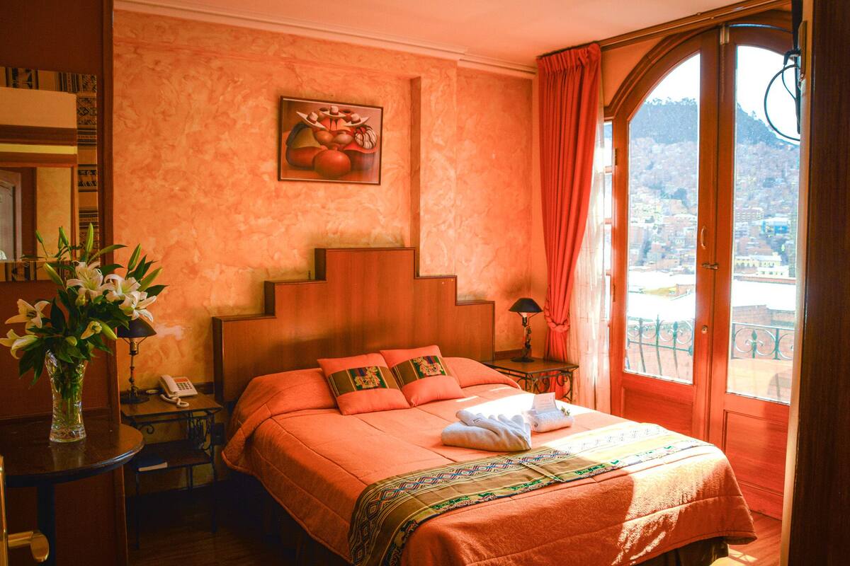 Double Room with View | エジプト綿のシーツ、高級寝具、セレクト コンフォート製ベッド、セーフティボックス (室内)