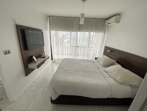 Classic Apartment (704) | 1 bedroom, down comforters, individually furnished, blackout drapes - Departamento Don Miguel Claro (Santiago)