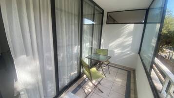 Standard Apartment (304) | Terrace/patio