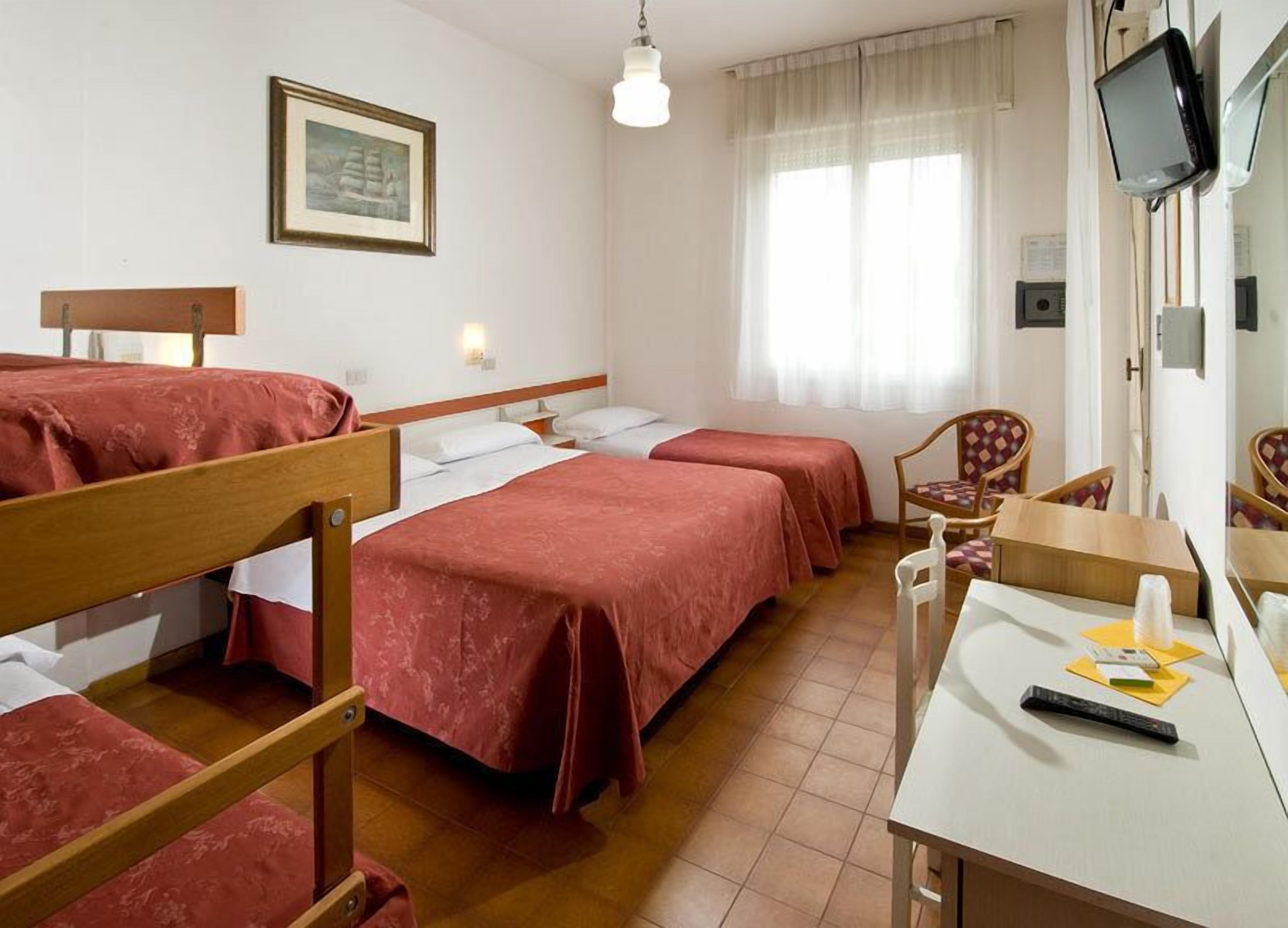 quadruple room | minibar, in-room safe, desk, cots/infant beds