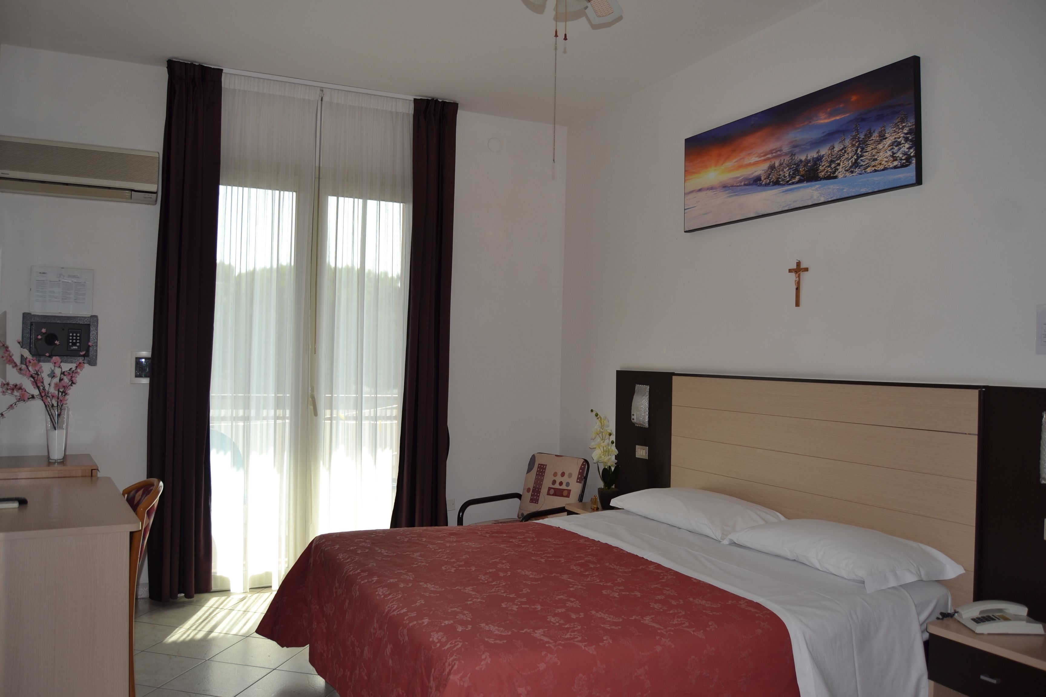 minibar, in-room safe, desk, cots/infant beds