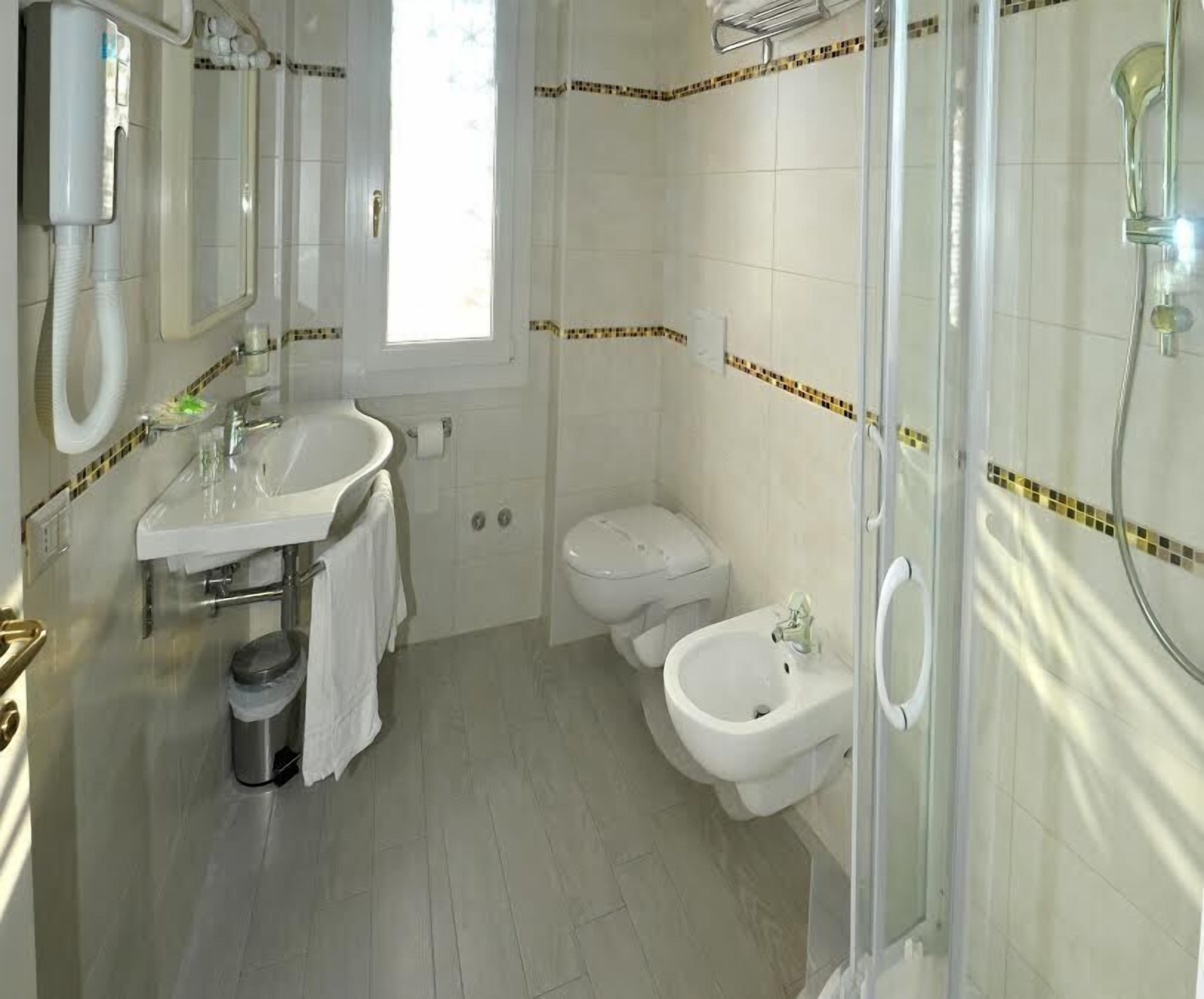 triple room | bathroom | free toiletries, hair dryer, bidet, towels