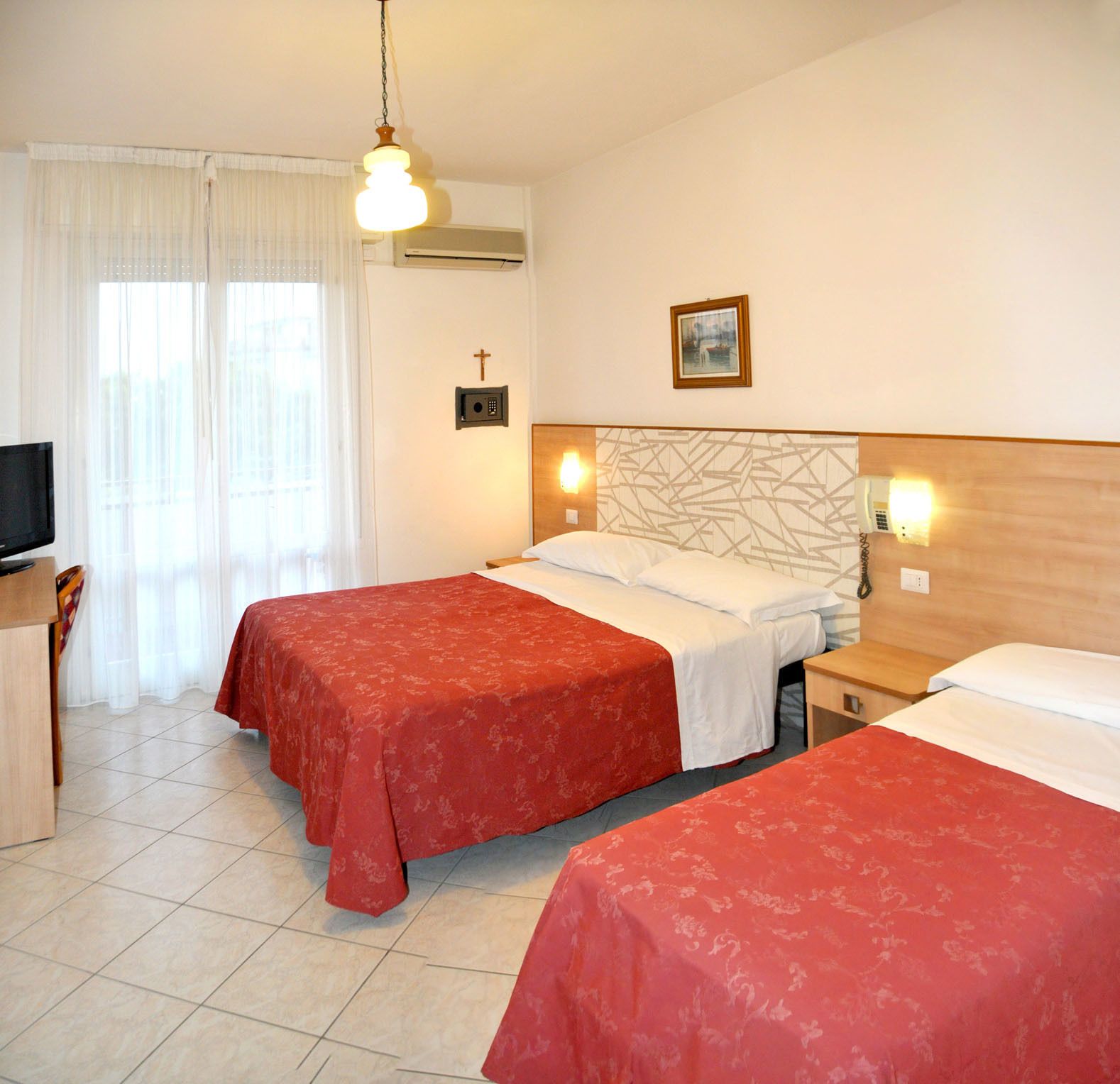 superior triple room | minibar, in-room safe, desk, cots/infant beds