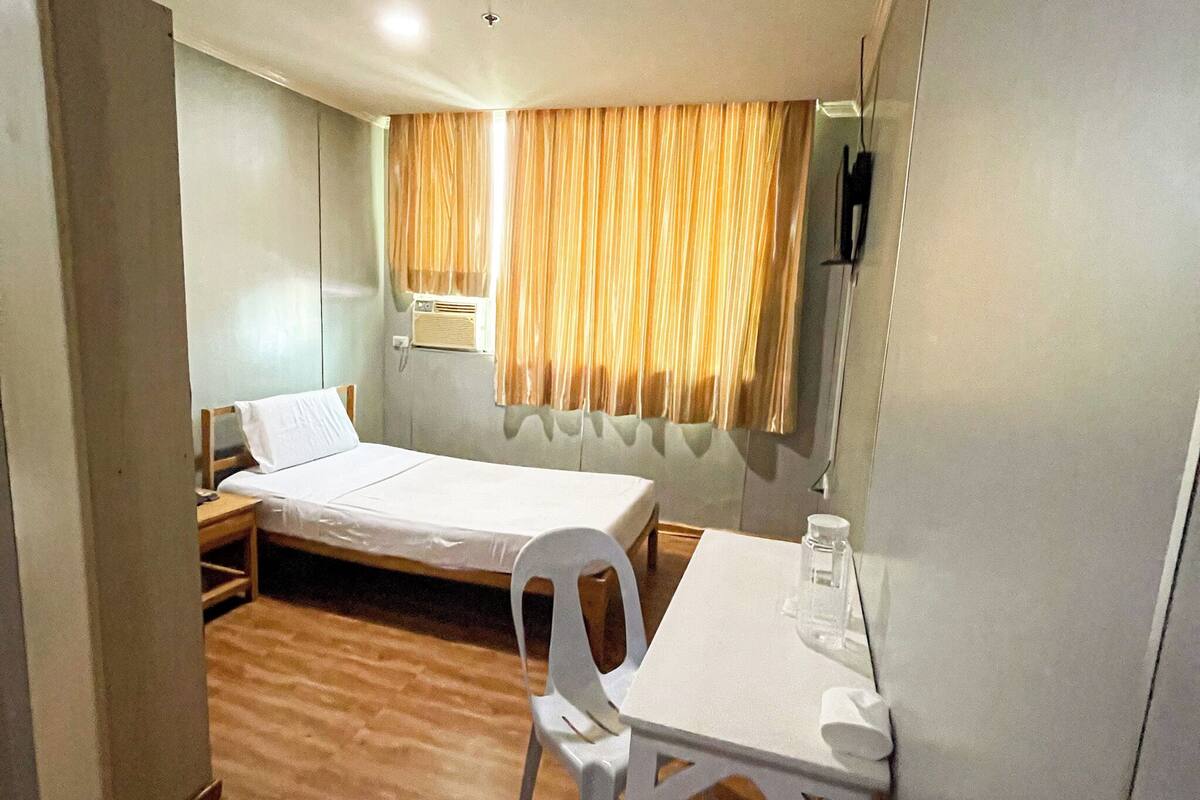 Quarto solteiro luxo | Escrivaninha, Wi-Fi de cortesia, roupa de cama