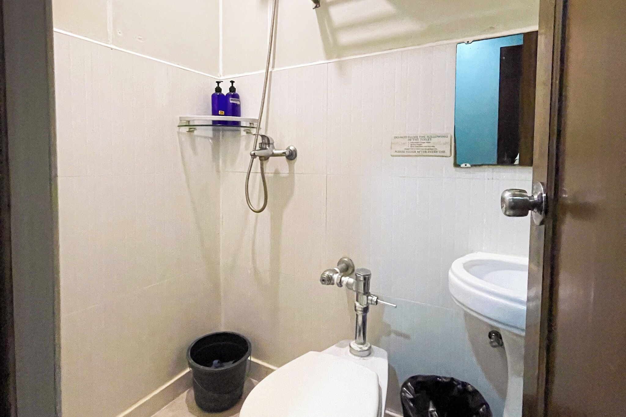 Une petite salle de bain avec une douche, des toilettes et un lavabo.