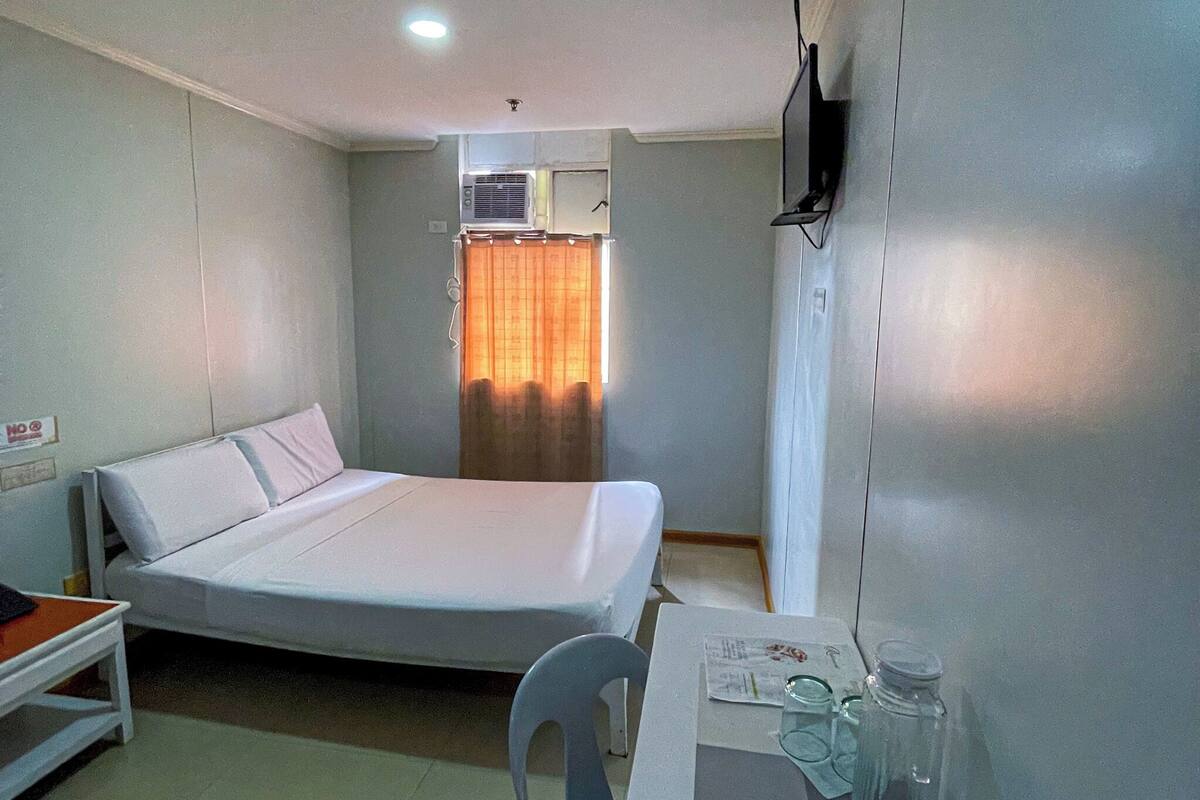 Quarto casal standard | Escrivaninha, Wi-Fi de cortesia, roupa de cama