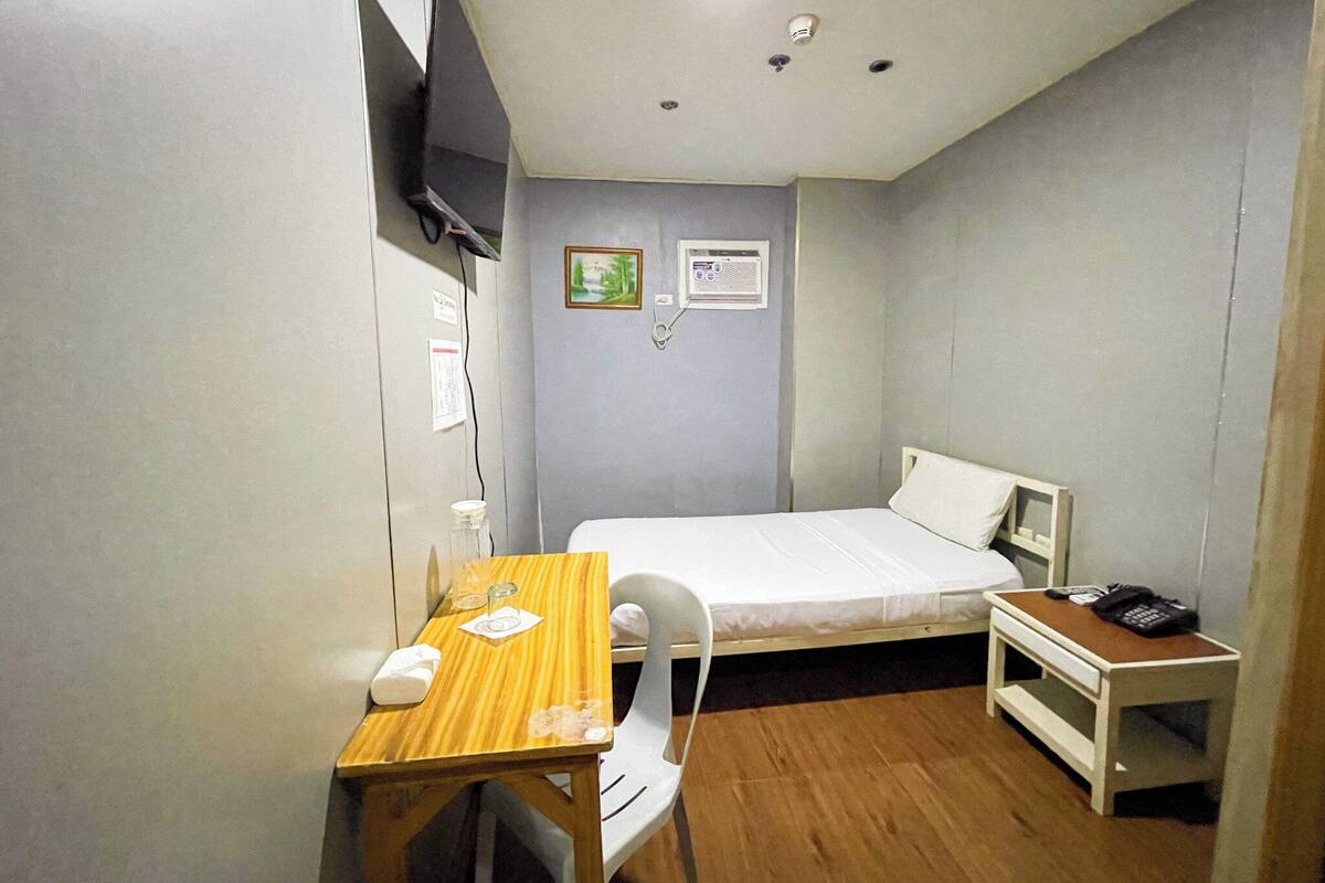 Quarto solteiro standard | Escrivaninha, Wi-Fi de cortesia, roupa de cama