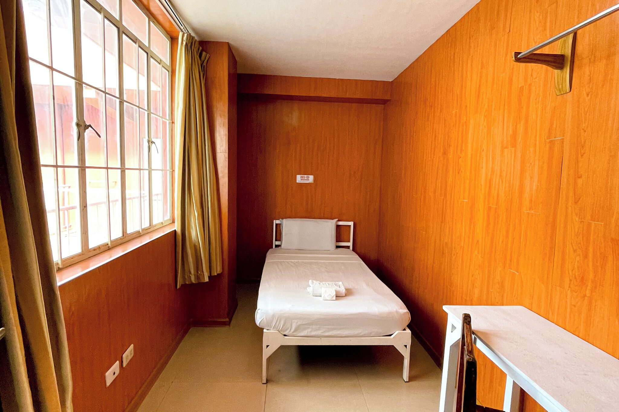 Single Room without Air Conditioning | In-room safe, desk, soundproofing, WiFi (free)