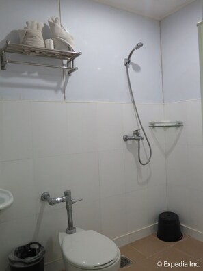 Quarto casal premier | Banheiro | Chuveiro, produtos de toalete grátis, chinelos, toalhas de banho
