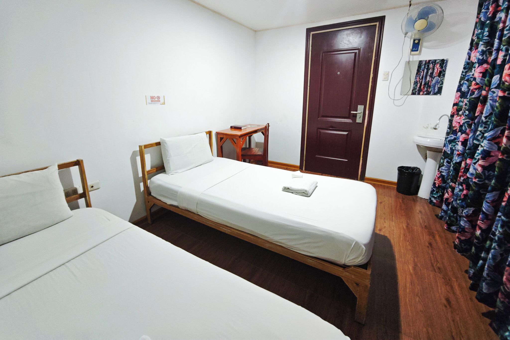 Twin Room without Air Conditioning | In-room safe, desk, soundproofing, WiFi (free)