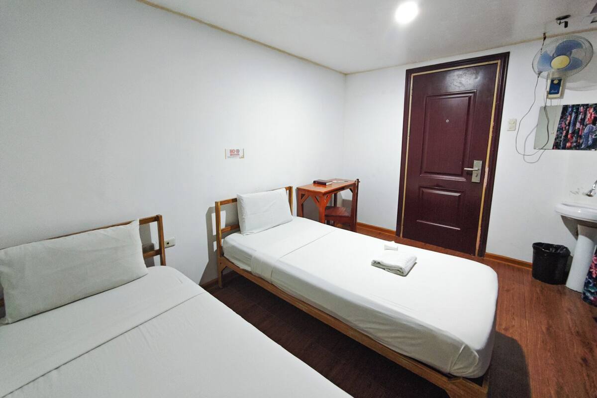 Quarto duplo (without Air Conditioning) | Escrivaninha, Wi-Fi de cortesia, roupa de cama