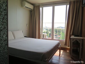 Deluxe Room | In-room safe, desk, soundproofing, free WiFi - Hotel Uno (Davao)
