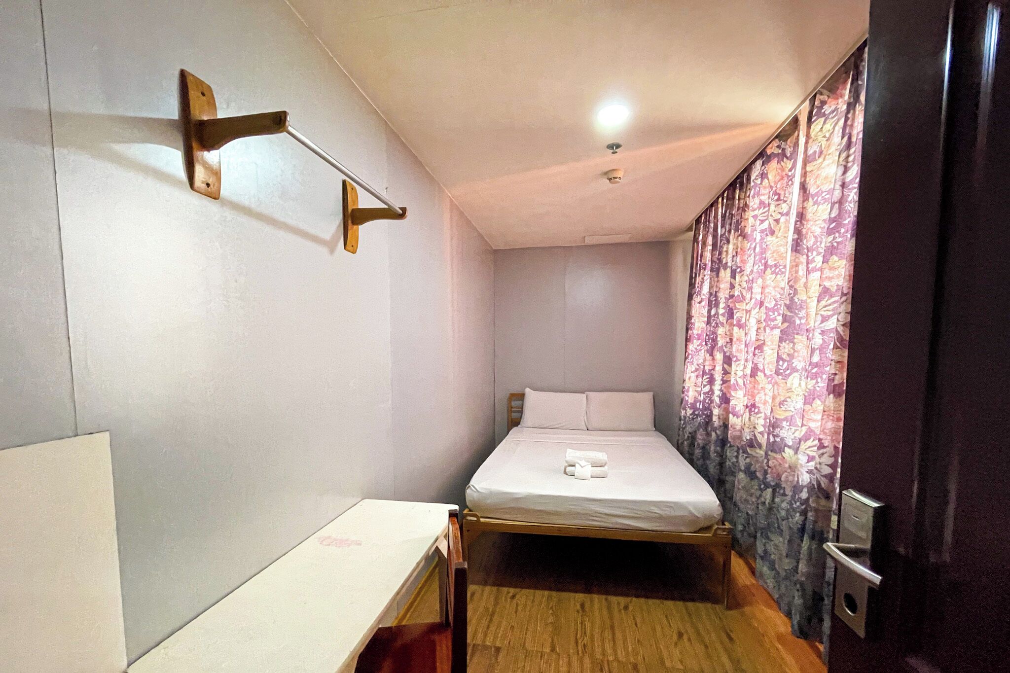 Double Room without Air Conditioning | In-room safe, desk, soundproofing, WiFi (free)