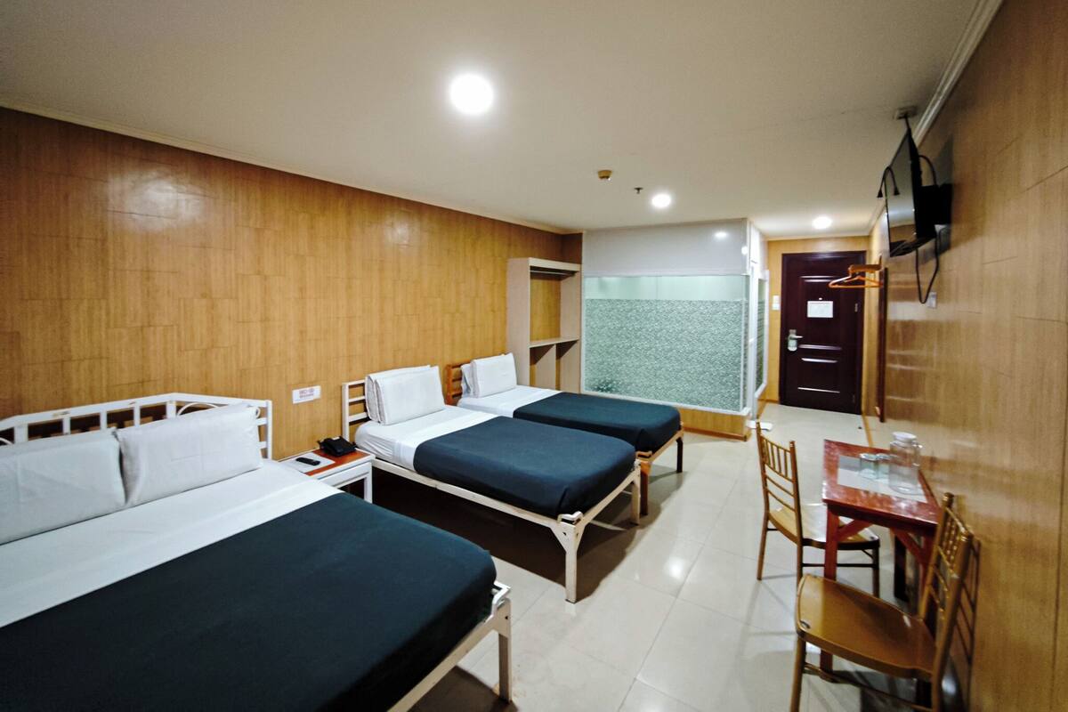 Quarto família | Escrivaninha, Wi-Fi de cortesia, roupa de cama