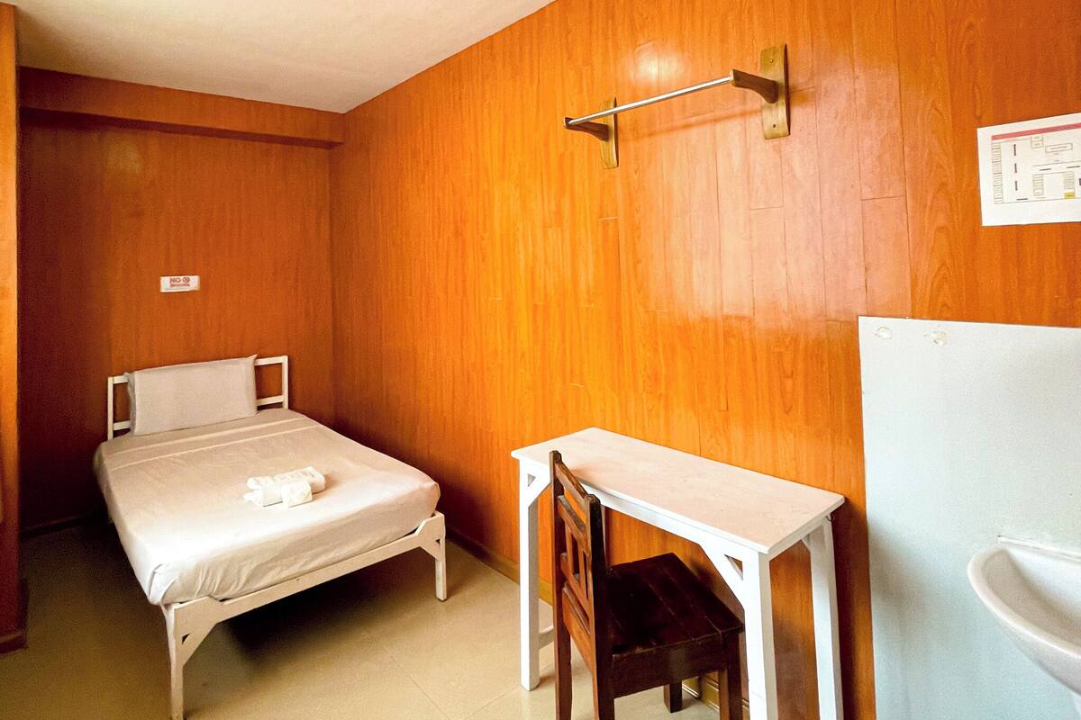 Quarto solteiro (without Air Conditioning) | Escrivaninha, Wi-Fi de cortesia, roupa de cama