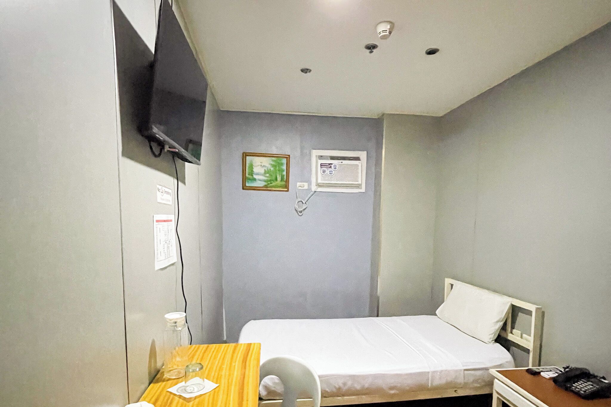 Standard Single Room | In-room safe, desk, soundproofing, WiFi (free)