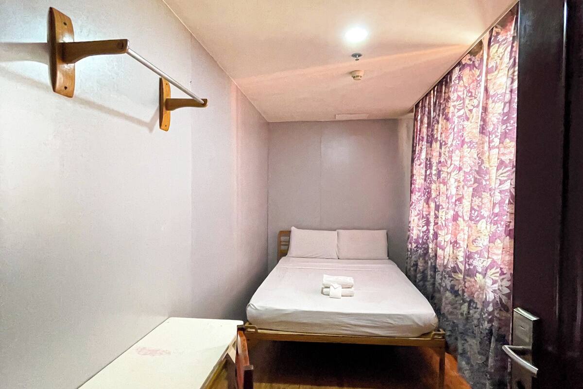 Quarto casal (without Air Conditioning) | Escrivaninha, Wi-Fi de cortesia, roupa de cama
