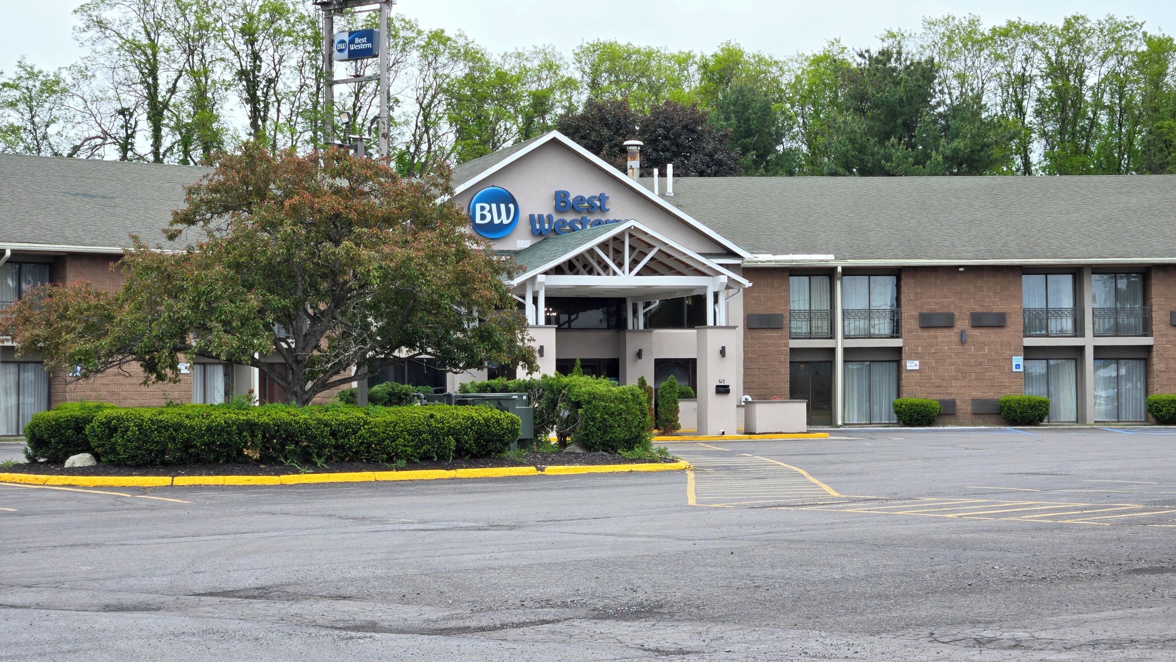 Un hôtel Best Western doté d’un parking, d’une entrée couverte et d’une façade en briques.
