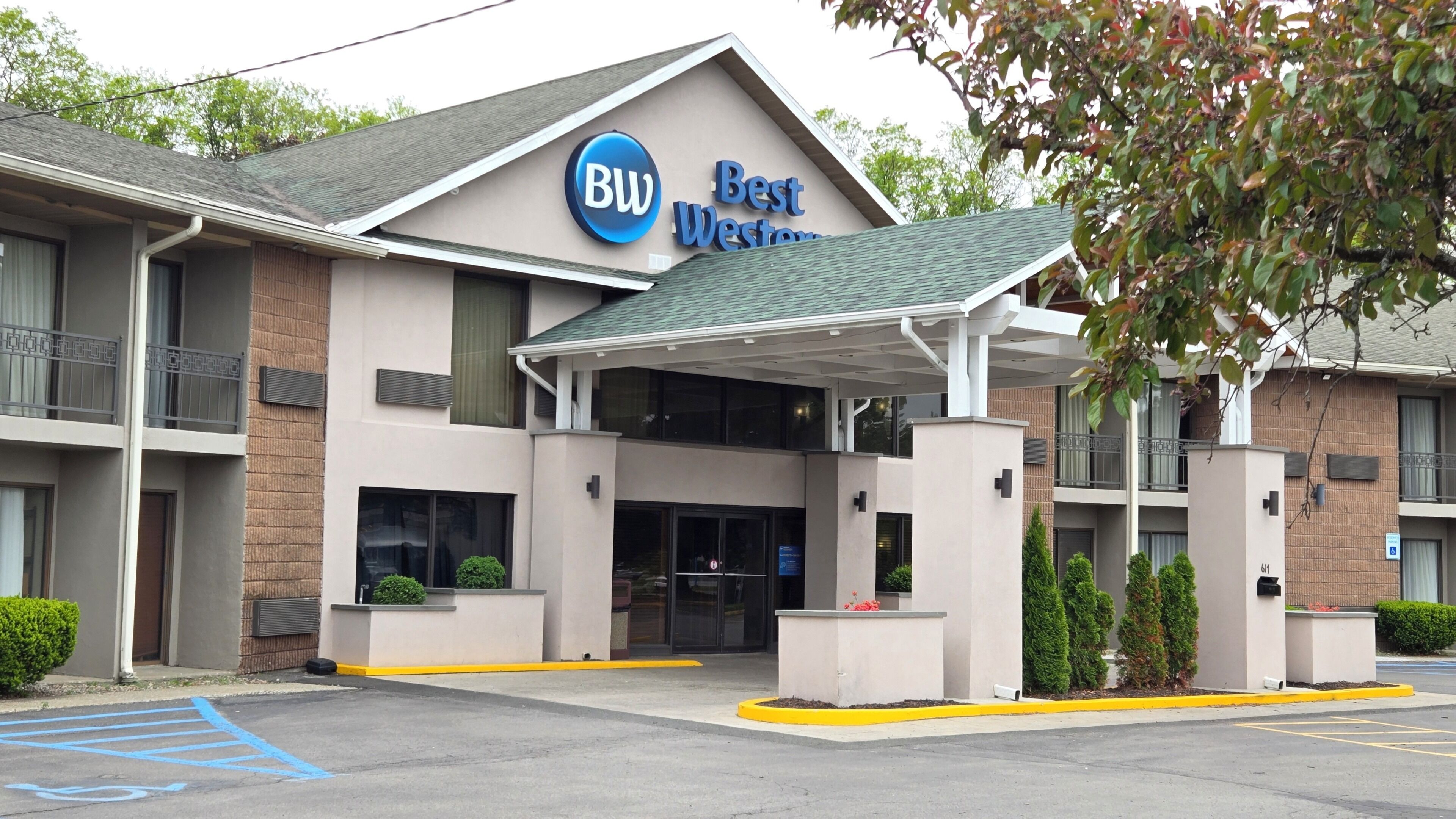 A Best Western hotel with a modern facade, a covered entrance, and a parking lot.