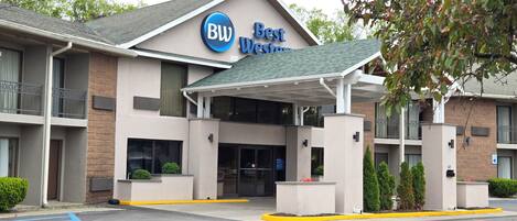 A Best Western hotel with a modern facade, a covered entrance, and a parking lot.
