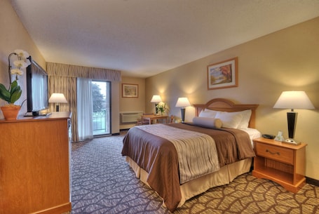 Escritorio, espacio para trabajar con un portátil, cortinas opacas. Best Western Clifton Park