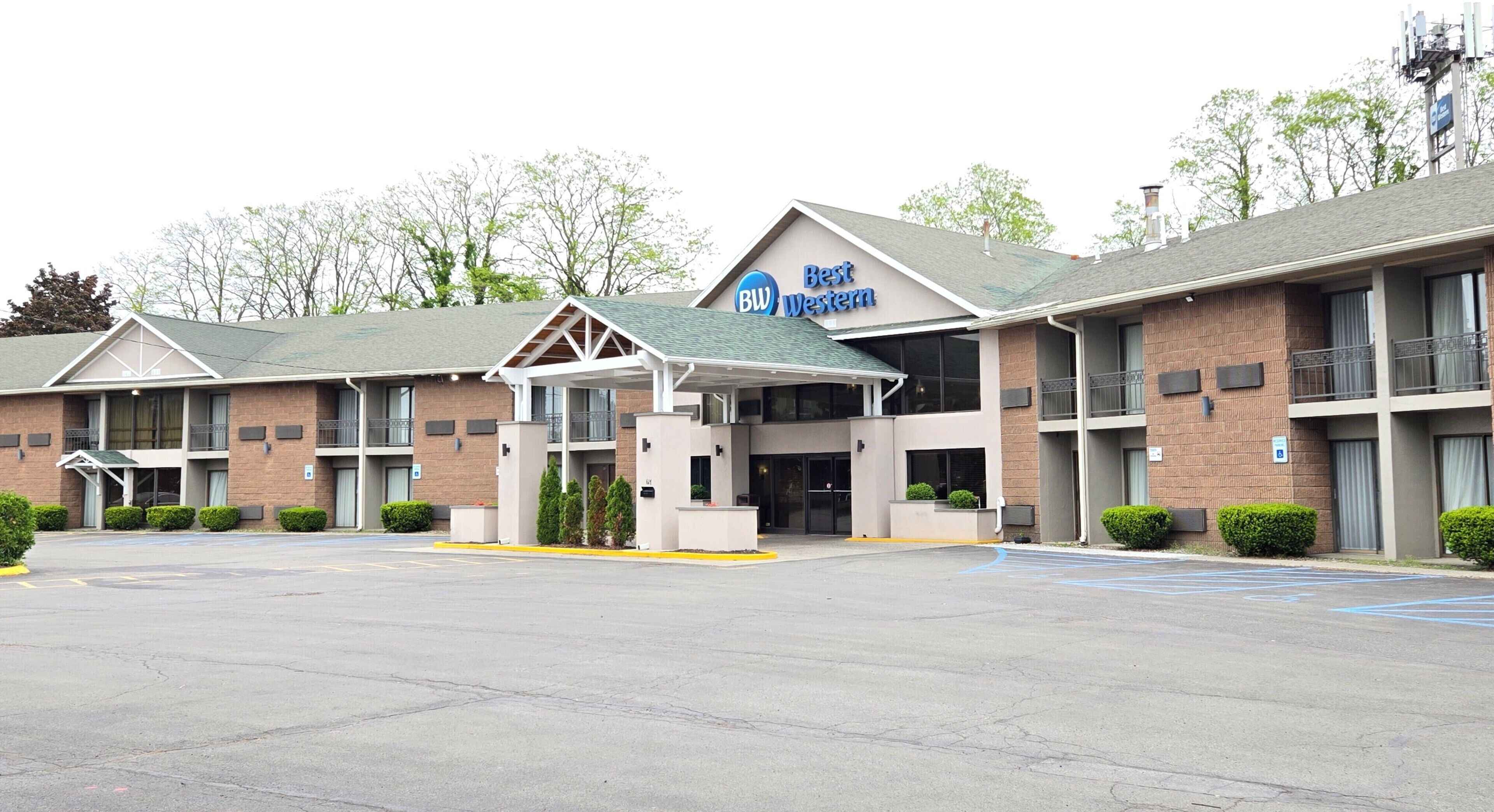 Un hôtel Best Western doté d’une entrée abritée, de nombreux espaces de stationnement et d’une façade en briques.
