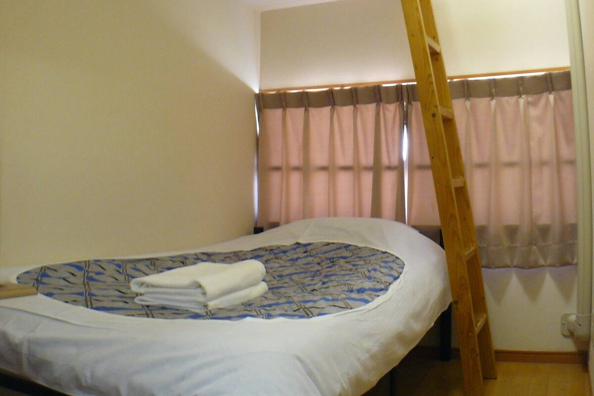 Habitación con 2 camas individuales (1 bunk bed) | Escritorio, tabla de planchar con plancha, wifi gratis y ropa de cama