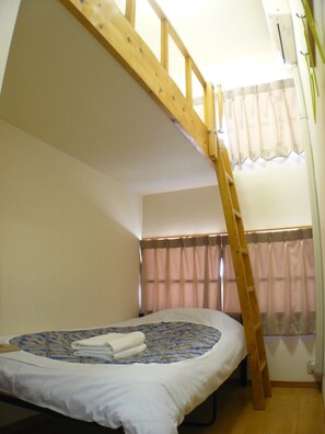 Twin Room, Non Smoking, Shared Bathroom (Bunk bed) | Desk, iron/ironing board (on request), free WiFi, bed sheets - Hotel Meigetsu (Tokyo)