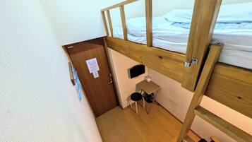 Escritorio, tabla de planchar con plancha, wifi gratis y ropa de cama