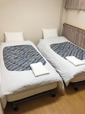 Twin Room, 2 Twin Beds, Non Smoking, Shared Bathroom | Desk, iron/ironing board, free WiFi, bed sheets