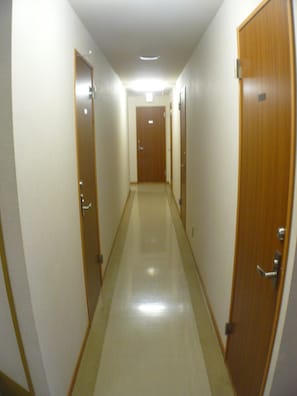 Escritorio, tabla de planchar con plancha, wifi gratis y ropa de cama