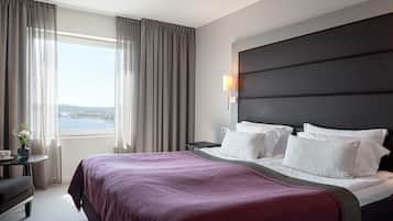 Minibar, coffres-forts dans les chambres, bureau, rideaux occultants