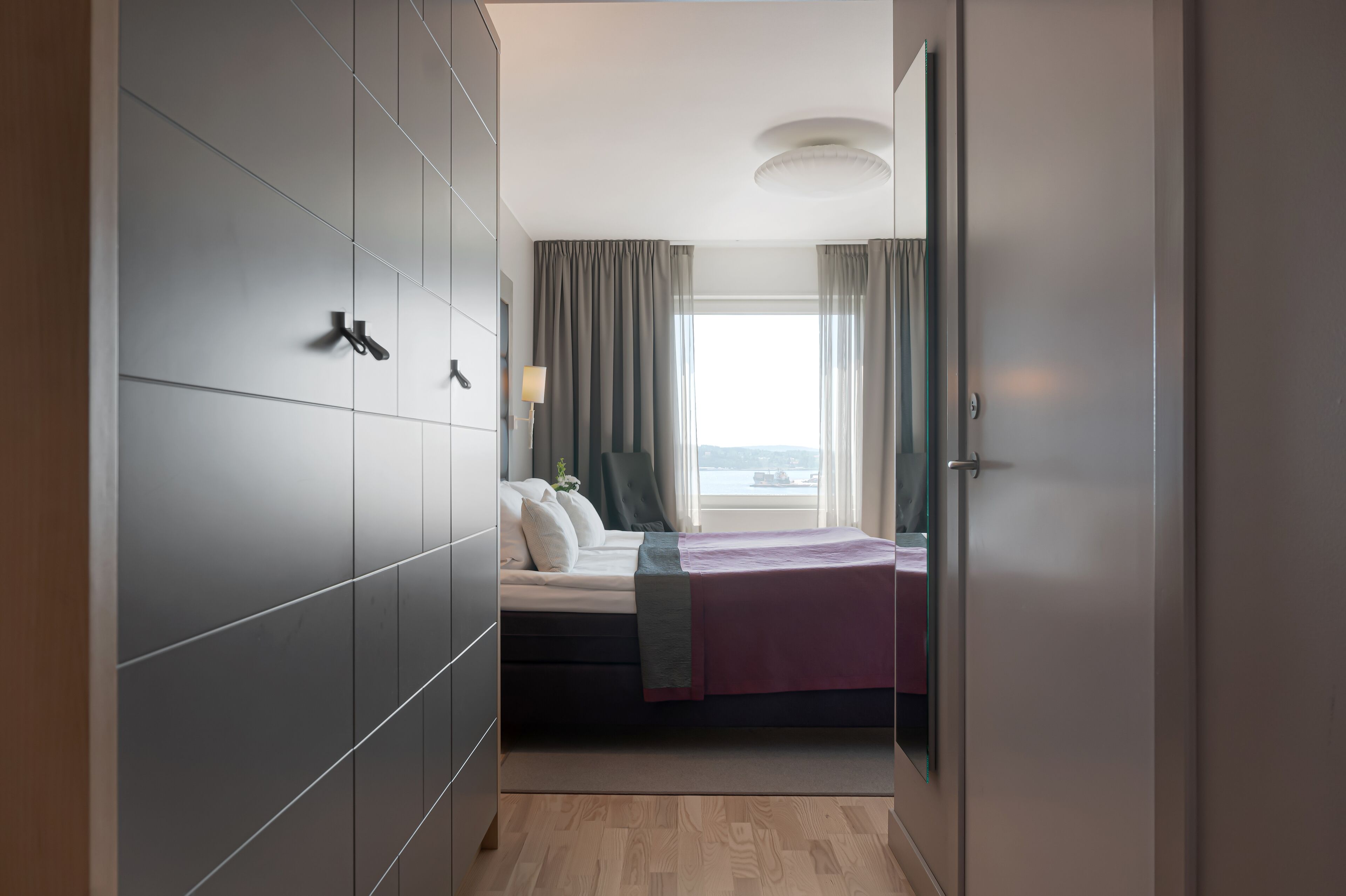 deluxe room, sea view | minibar, in-room safe, desk, blackout curtains