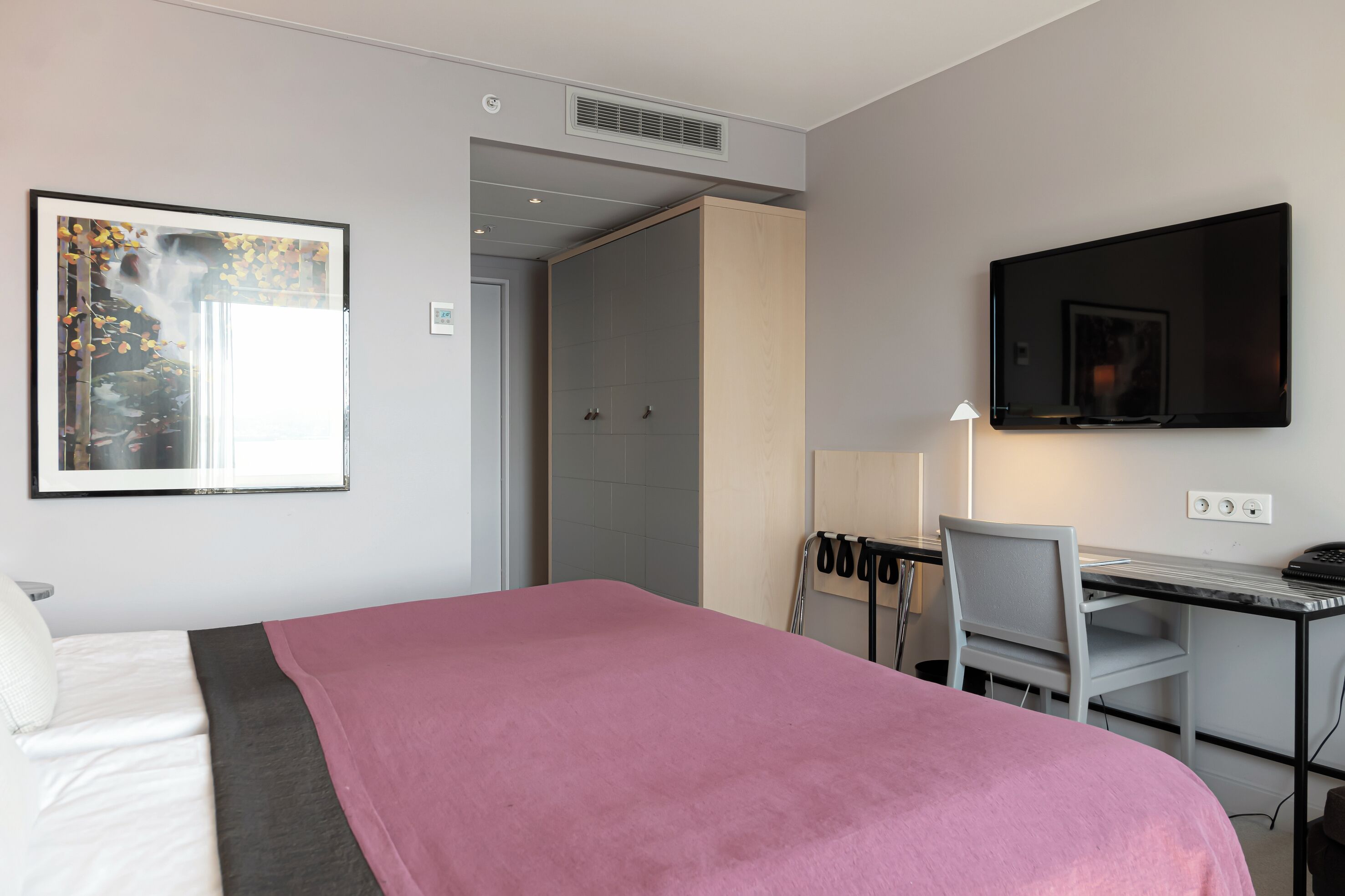 standard twin room | minibar, in-room safe, desk, blackout curtains