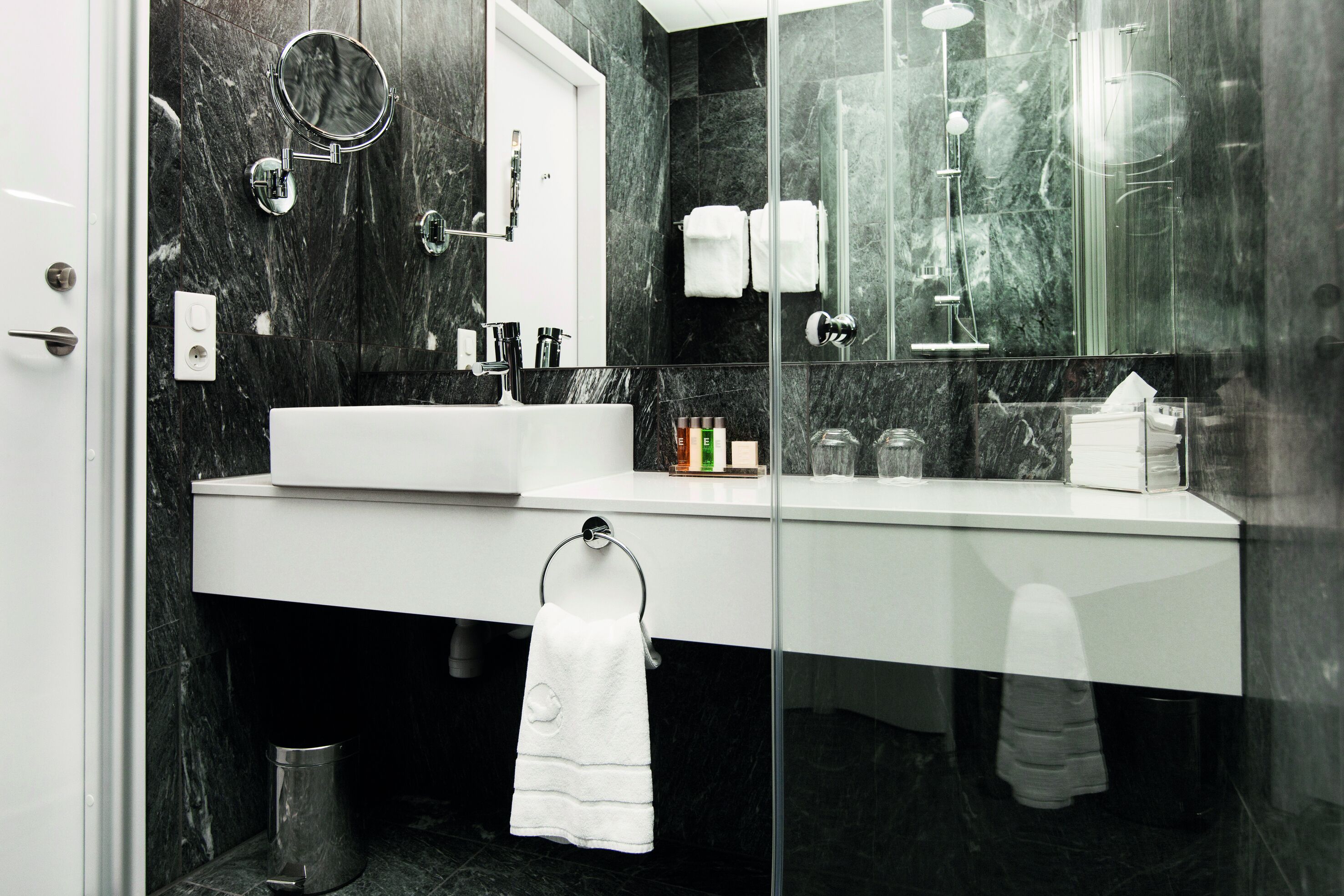 deluxe room | bathroom | free toiletries, hair dryer, towels