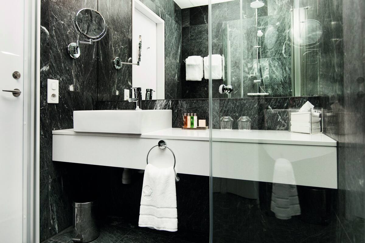 deluxe room | bathroom | free toiletries, hair dryer, towels