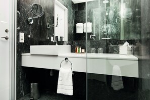 Quarto luxo | Banheiro | Produtos de toalete grátis, secador de cabelo, toalhas de banho 
