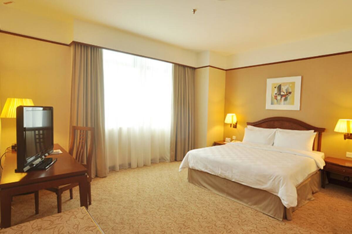 Minibar, in-room safe, desk, free WiFi