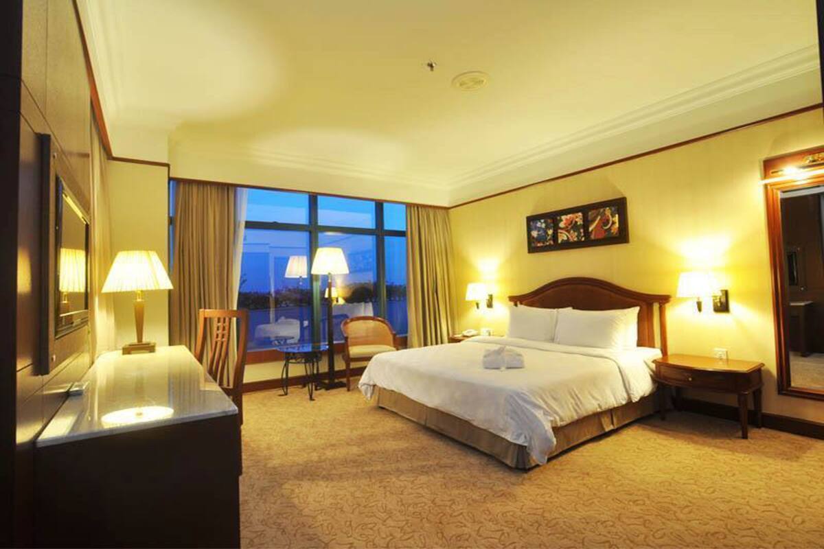 Minibar, in-room safe, desk, free WiFi
