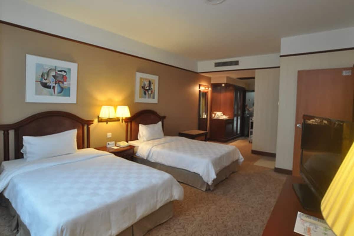 Minibar, in-room safe, desk, free WiFi
