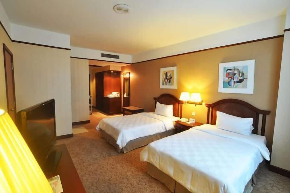 Minibar, in-room safe, desk, free WiFi