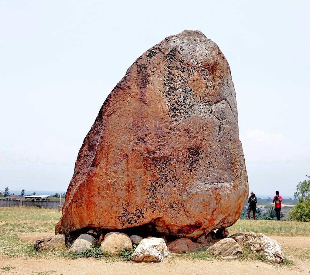 Imponente formazione rocciosa, segnata dal tempo, in un ambiente naturale.