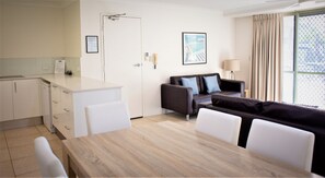 Flat-screen TV, DVD player - Montana Palms Resort (Mermaid Beach)