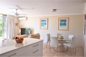Flat-screen TV, DVD player - Montana Palms Resort (Mermaid Beach)