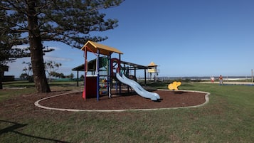 Área de juegos infantiles al aire libre